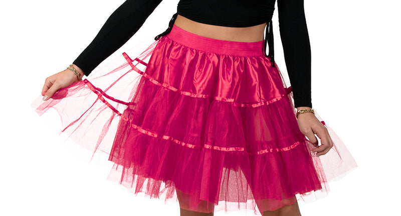 Petticoat neonroze voor dames, felroze tulerok van 45 cm met satijnen bandjes, gedragen bij een zwart topje