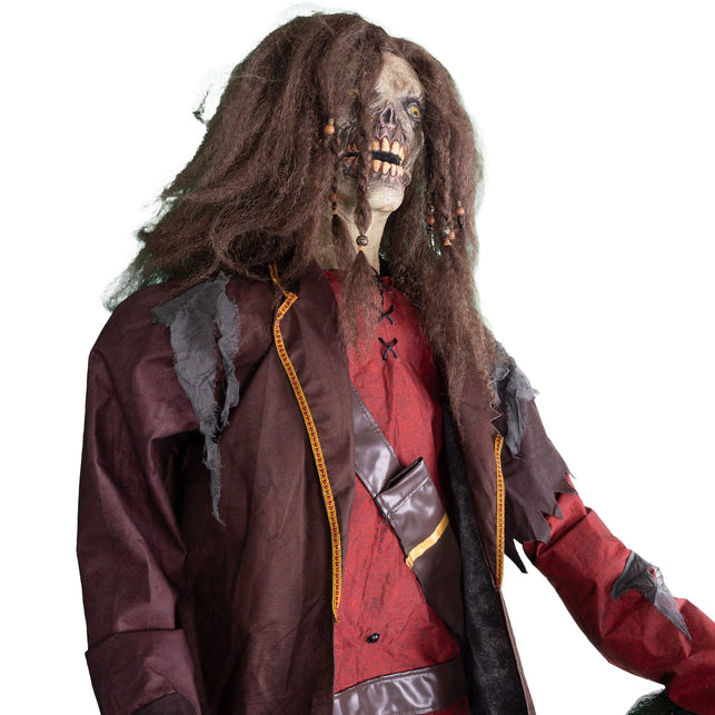 Piraat Pete van opzij met dreadlocks, grijze rafels op de schouders en bruine schouderband