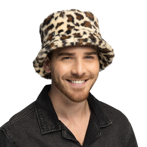 Pluchen bucket hat luipaard gedragen door een man in een zwart spijkerhemd