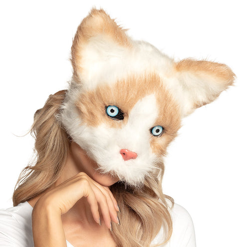 Pluchen halfmasker kat wit met rossige vacht, gedragen over het bovengezicht op een verkleedfeest