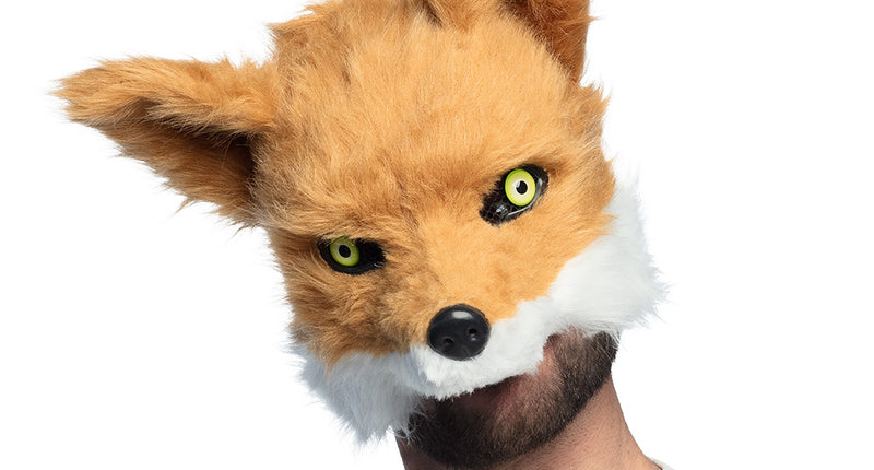 Pluchen halfmasker vos deluxe in roodbruine pluche met witte snuit en groene ogen, gedragen door man