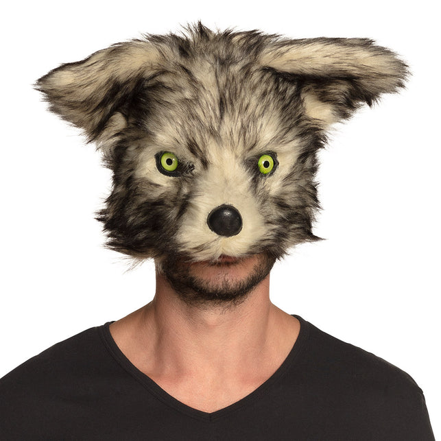Pluchen halfmasker Wolf op model, grijsbruine vacht met groene ogen en zwarte snuit, mond vrij