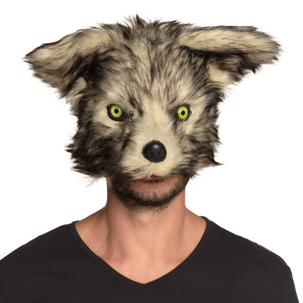 Pluchen halfmasker Wolf op model, grijsbruine vacht met groene ogen en zwarte snuit, mond vrij