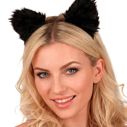 Pluizige zwarte kat oortjes vastgeclipt in lang blond haar, close-up