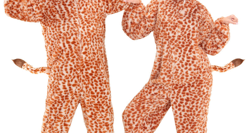 Plushe giraffe pak Gary in bruin-wit, gedragen door man en vrouw met capuchon en staart
