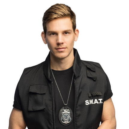Politiebadge ketting Super police gedragen door een heer over een zwart vest voor carnaval