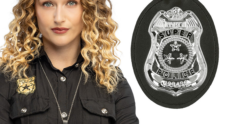 Politiebadge ketting Super police om de hals van een dame in zwart politieshirt, met close-up van de zilveren badge