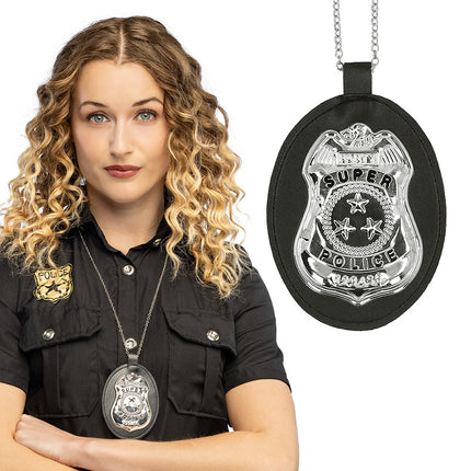 Politiebadge ketting Super police om de hals van een dame in zwart politieshirt, met close-up van de zilveren badge
