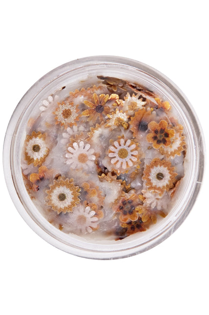 Potje bloemetjes in wax geel van bovenaf met gele, okerkleurige en witte bloemvormen