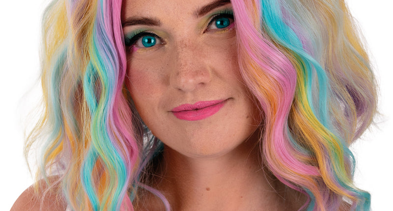Pruik Alicia half lang met waves in pastel roze, geel en mint met middenscheiding, voor themafeest