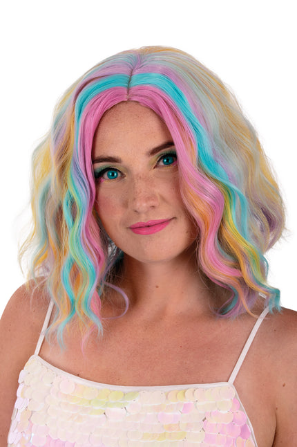 Pruik Alicia half lang met waves in pastel roze, geel en mint met middenscheiding, voor themafeest
