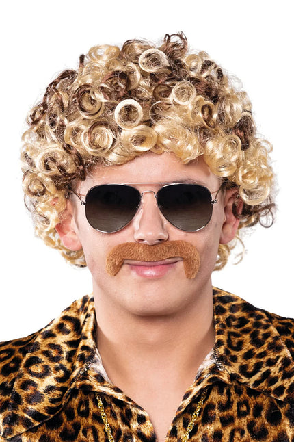 Pruik disco met korte blonde krullen en bruine strepen, gedragen door een man voor een jaren 70-discofeest