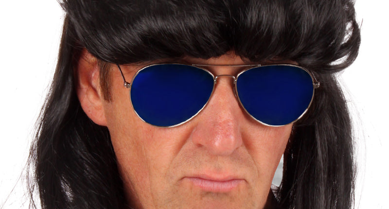 Pruik Jeffrey zwart met matje, vol bovenop en lang in de nek, voor een jaren 80-feest