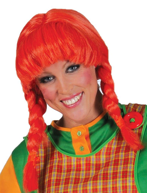 Pruik Pipi Langkous met vlechten in fel oranje met rechte pony, gedragen door een vrouw op carnaval