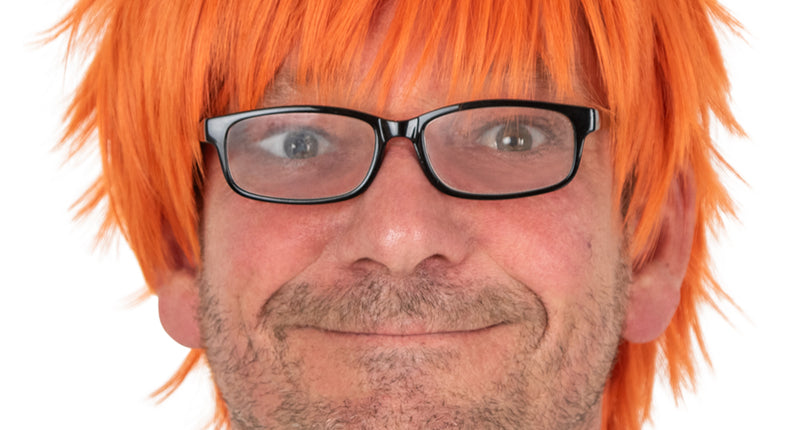 Pruik Pumi oranje met korte piekende coupe en franjepony, gedragen voor Koningsdag