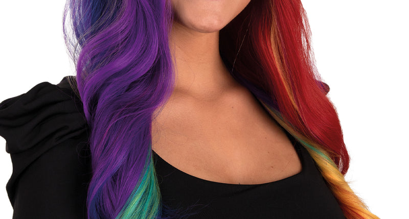 Pruik Selena regenboog met lange krullen, paarse en rode banen en zwarte aanzet, voor een pride-feest