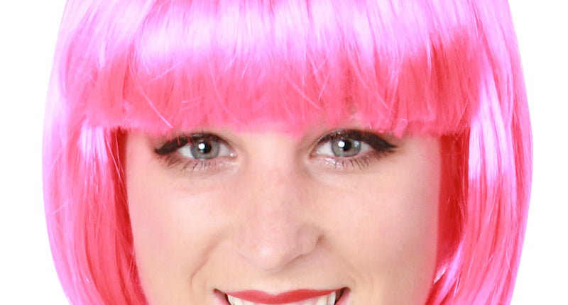 Pruik sensation boblijn roze: felroze kinlange bobpruik met rechte pony, gedragen door een dame op een discofeest