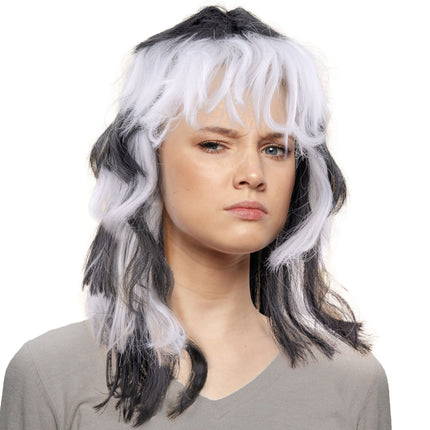 Pruik wit-zwart schouderlang met warrige laagjes en volle witte pony, gedragen op een themafeest