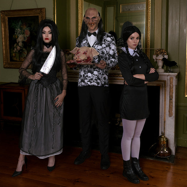 Pruik met zwarte vlechten Secrete gedragen in een groepsoutfit met griezelfamilie op Halloween