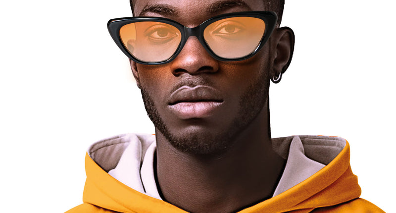 Rapper bril zwart met oranje getinte glazen, gedragen bij een hiphoplook voor een foute party