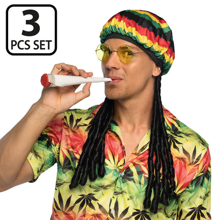 Rastamuts met zwarte dreadlocks en ronde gele bril gedragen door een man op een reggaefeest