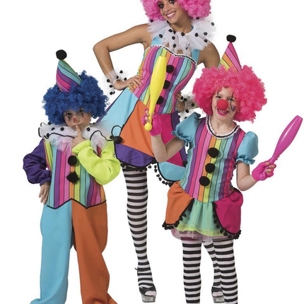 Regenboog clownspakje Mila gedragen bij een circusthema, met puntige hoed met zwarte pompon