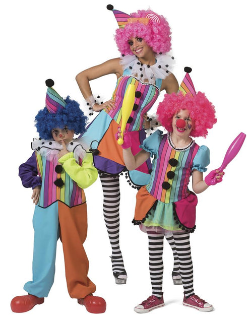 Regenboog clownspakje Mila gedragen bij een circusthema, met puntige hoed met zwarte pompon