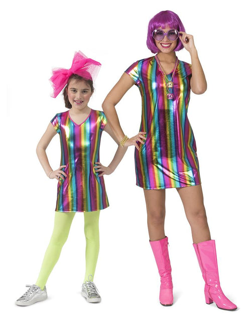 Regenboog jurk gedragen tijdens een Pride party, met felgekleurde pruik en laarzen