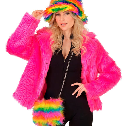 Regenboog pluche handtas met kettinghengsel bij een roze plucheoutfit voor een discofeest