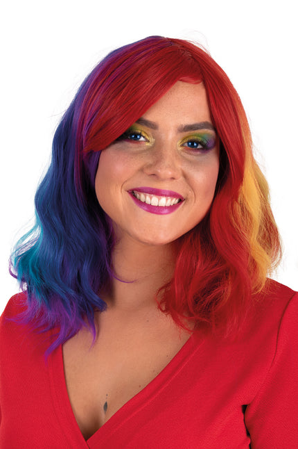 Regenboogpruik Alicia half lang met waves, rood met blauw en paars, gedragen door dame op themafeest