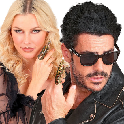 Ring harnas goud gedragen door dame en heer bij zwarte gothic outfits