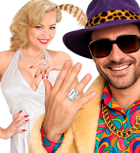 Ring met nep diamant gedragen bij een pimplook met panterhoed en gouden schakelketting