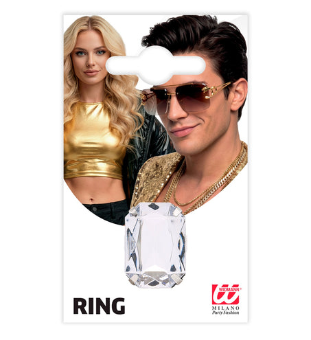 Ring met nep diamant op verpakkingskaart, heldere rechthoekige steen voor een foute party