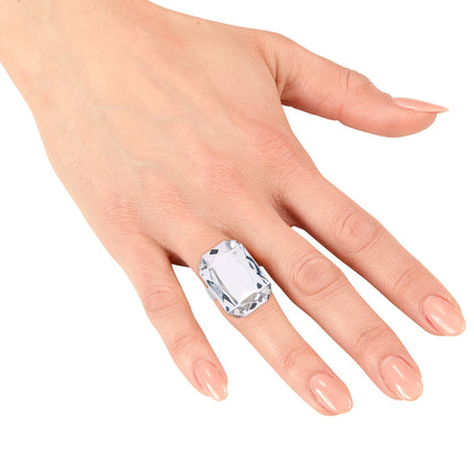 Ring met nep diamant aan de vinger, brede zilverkleurige band met facetgeslepen steen