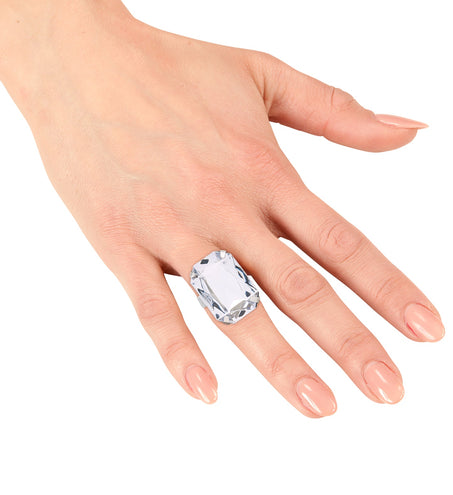 Ring met nep diamant aan de vinger, brede zilverkleurige band met facetgeslepen steen