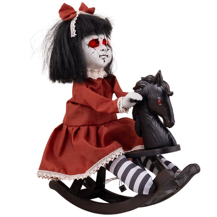 Rockin Rosie animatronic, pop in rode jurk met rode ogen op zwart hobbelpaard voor Halloween