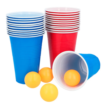 Rode en blauwe beer pong bekers met witte binnenzijde en vier oranjegele balletjes