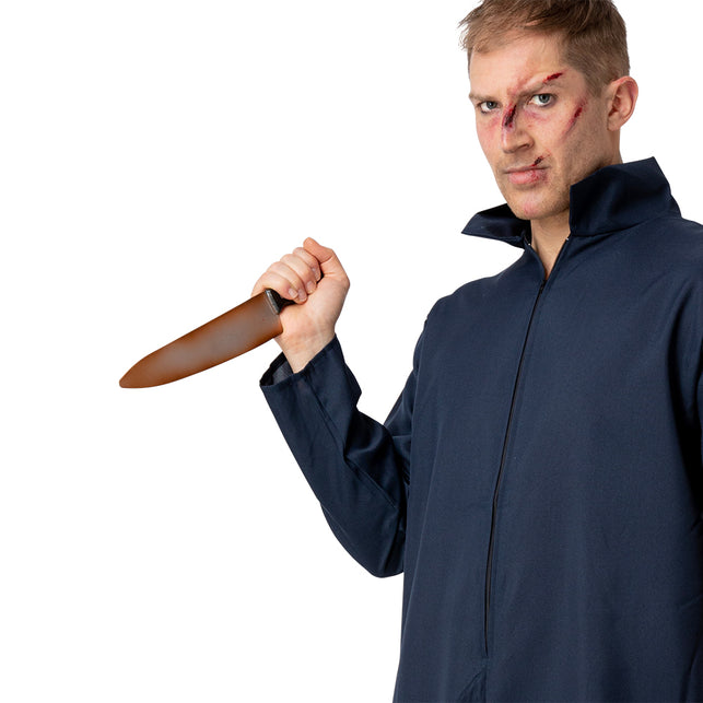 Roestig slagers mes geheven, met wondenschmink in het gezicht van het model