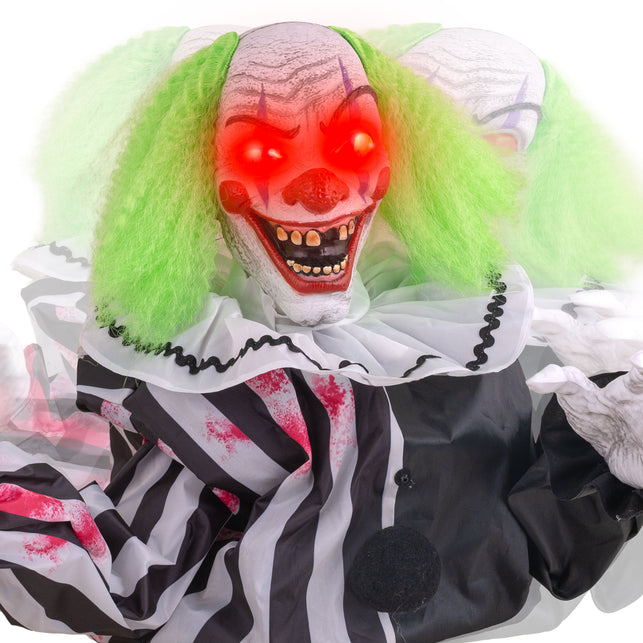 Rood oplichtende led-ogen van de animatronic clown tijdens een halloweenavond