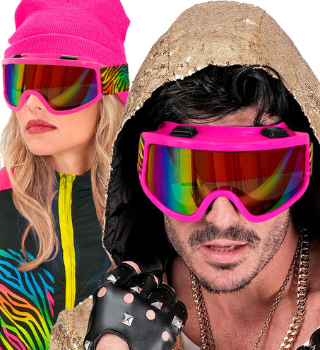 Roze skibril met spiegelglas gedragen door dame en heer in jaren 80-outfit