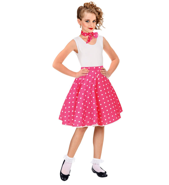 Roze stippenrok Holly op model met witte top en roze halsdoek in de nek geknoopt