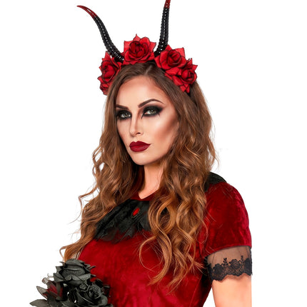 Rozenhaarband met duivelhoorns bij een rode fluwelen jurk voor een Halloweenlook