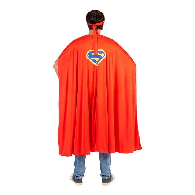 Rugaanzicht rode superheldencape met geel omlijnd embleem en rode maskerbandjes