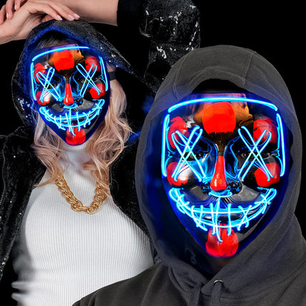 Scary masker blauw led gedragen door dame en heer met zwarte capuchon op, voor Halloween