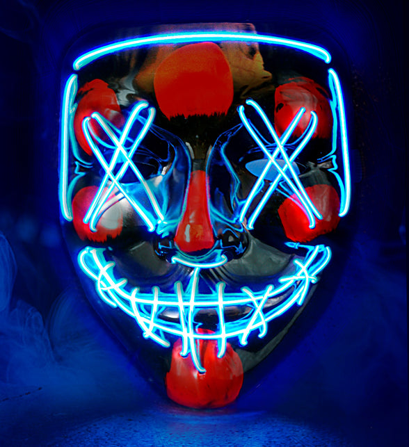 Scary masker blauw led met rode clownsneus, rode wangen en uitgestoken tong onder blauwe lichtdraden