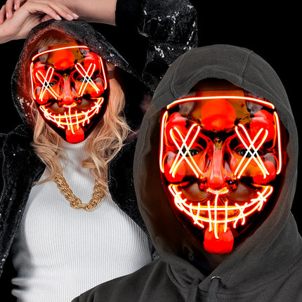 Scary masker rood led gedragen onder een zwarte capuchon door dames en heren