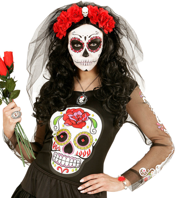 Schedel armband met rode roos om de pols bij een Day of the Dead-outfit met sluier