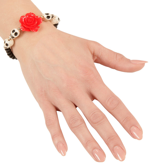 Schedel armband met zwarte kralen, witte doodshoofdjes en rode roos gedragen om de pols