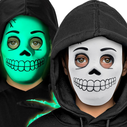 Schedel masker glow in the dark vergelijking: groen nagloeiend en wit onder een zwarte capuchon