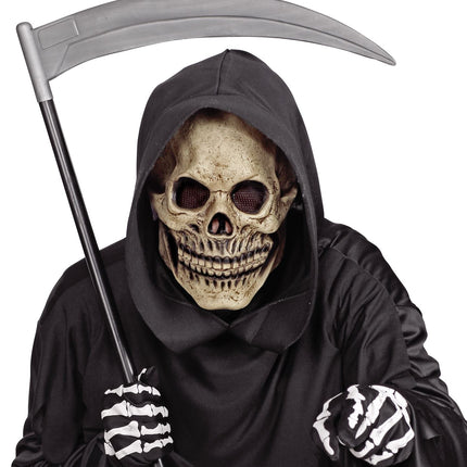 Schedel masker latex gedragen met zwarte kapmantel, skelethandschoenen en zeis op een horrorfeest